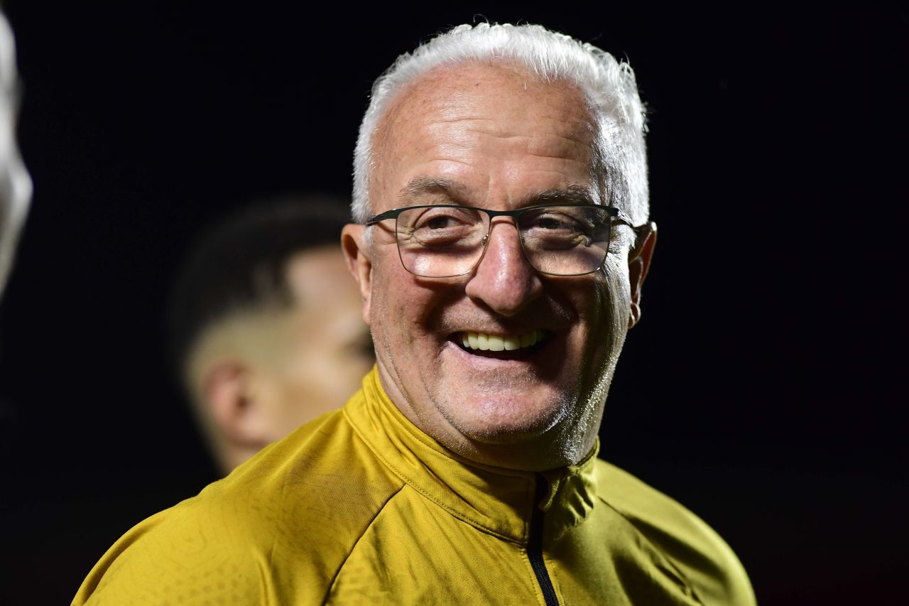 Dorival Júnior observando a partida no banco