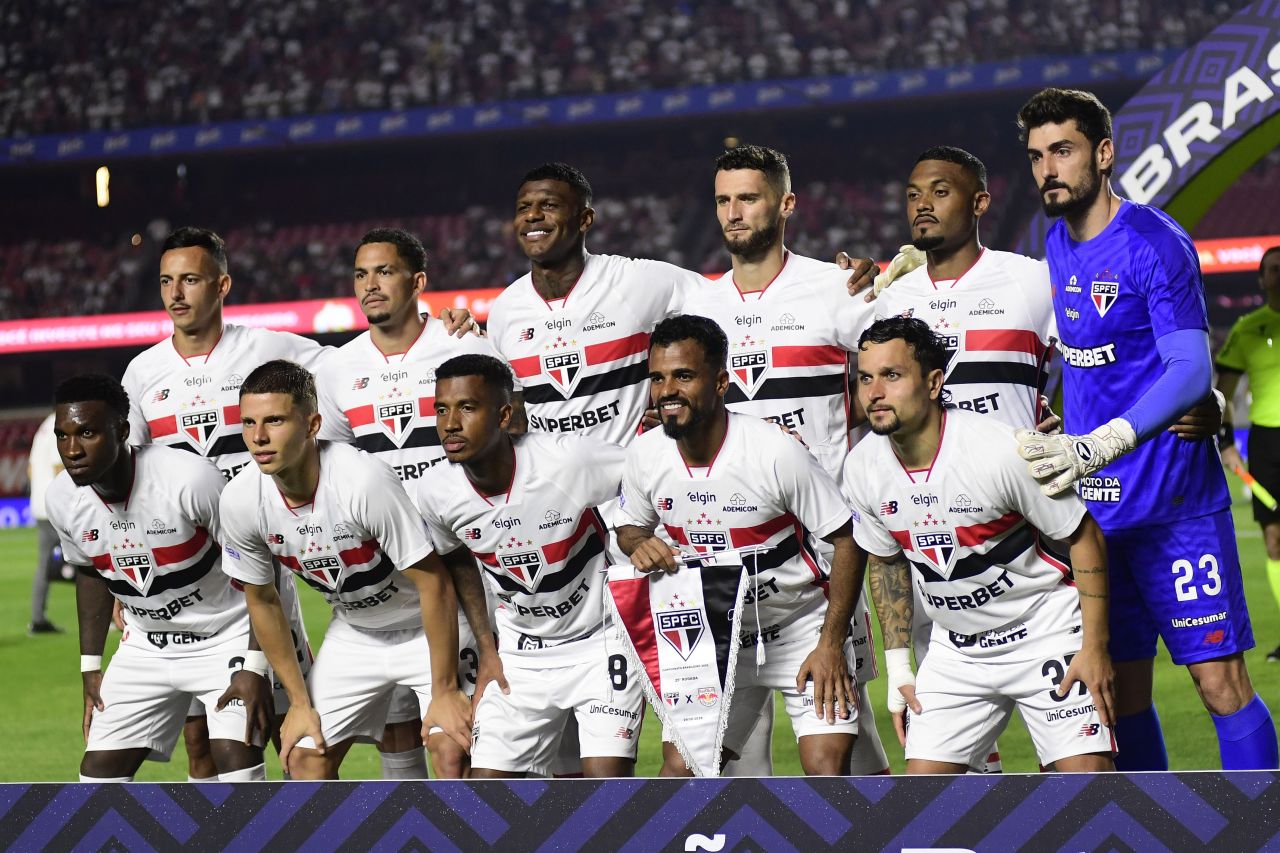 Jogadores do São Paulo comemoram gol durante partida contra o Bragantino