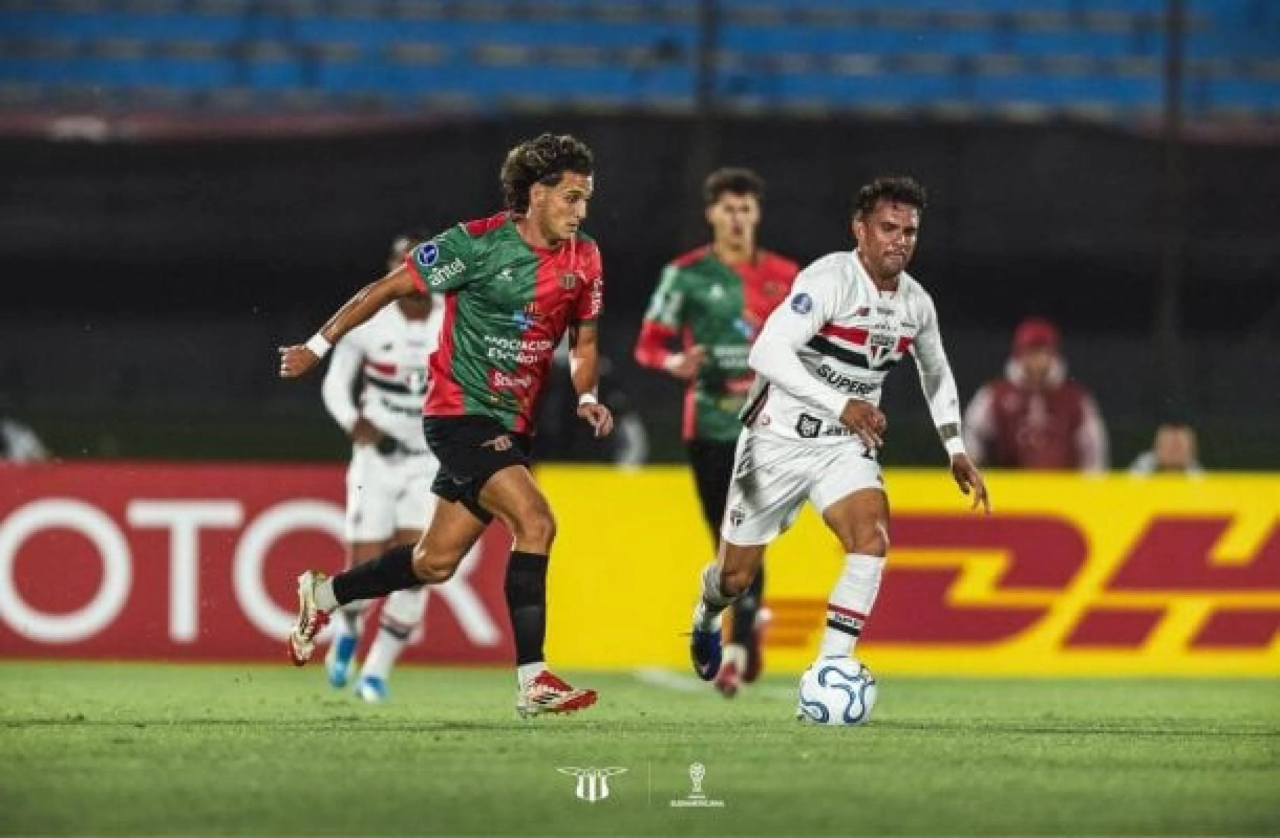 Jogadores do São Paulo comemorando gol sob chuva
