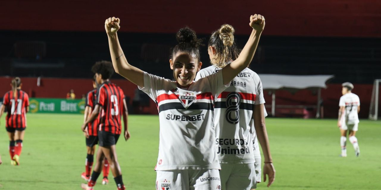 Jogadoras do São Paulo comemorando gol no Barradão