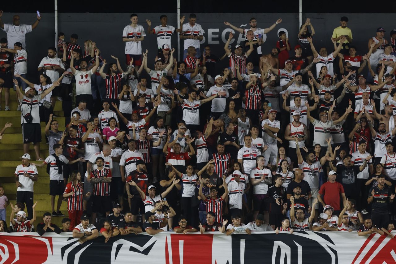 Jogadores do Atlético-MG em aquecimento no estádio do Morumbi