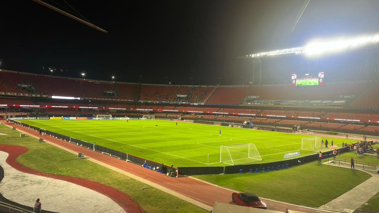 Jogadores de São Paulo e Coritiba disputando bola em partida