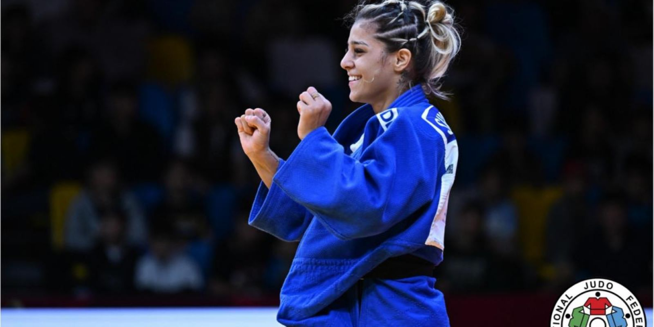 Sarah Souza no pódio com medalha de bronze