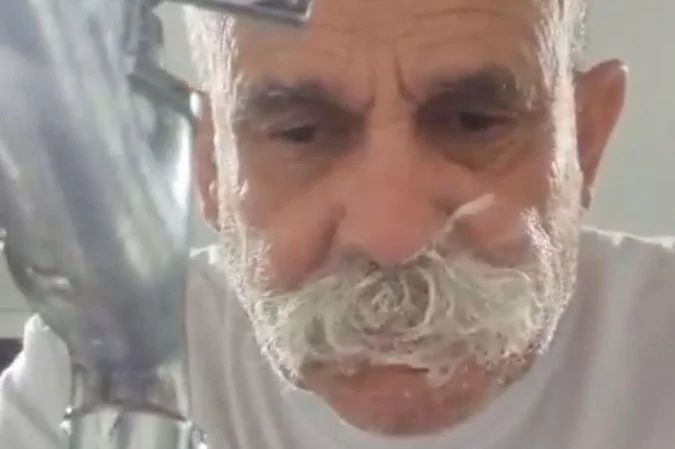 Deputado Sargento Fahur lavando o bigode com detergente