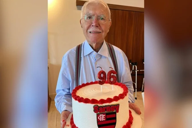 José Sarney segurando bolo com o número 96 e escudo do Flamengo
