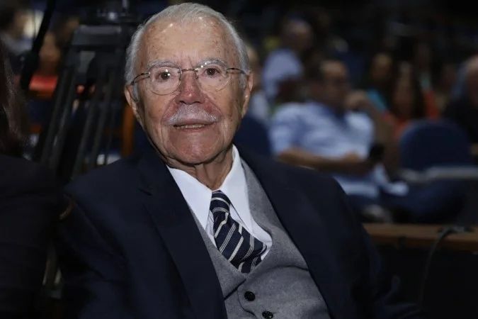 José Sarney deixando hospital em cadeira de rodas