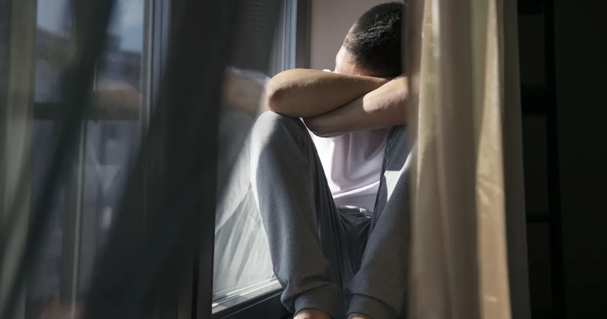 empreendedor em pequena empresa com expressão cansada