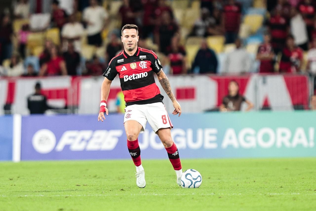 Saúl em ação pelo Flamengo no Maracanã
