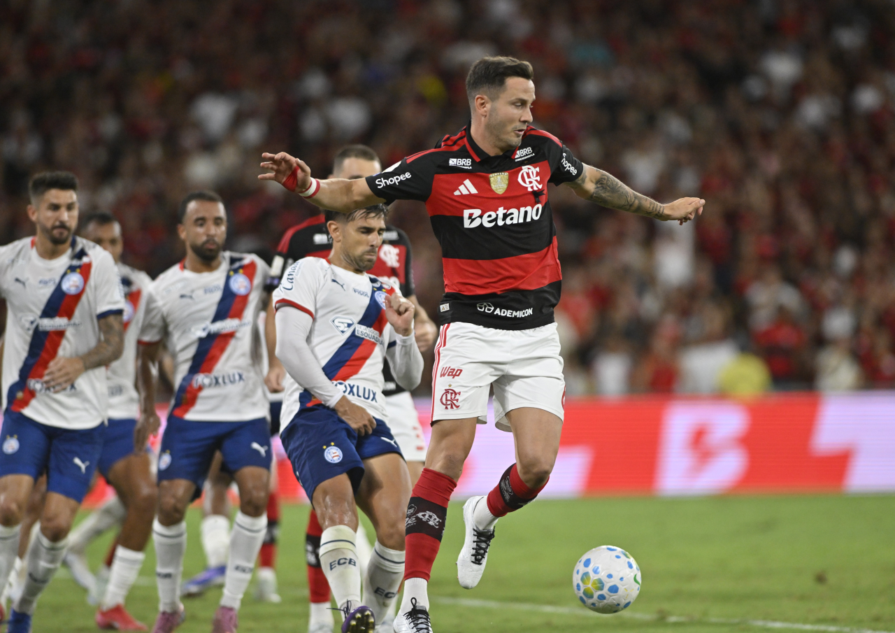 Saúl em ação pelo Flamengo durante partida no Maracanã