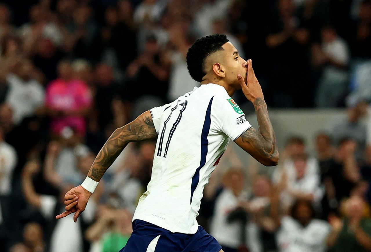Savinho comemora gol pelo Tottenham