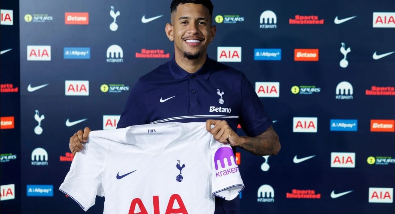 Savinho em ação pelo Manchester City
