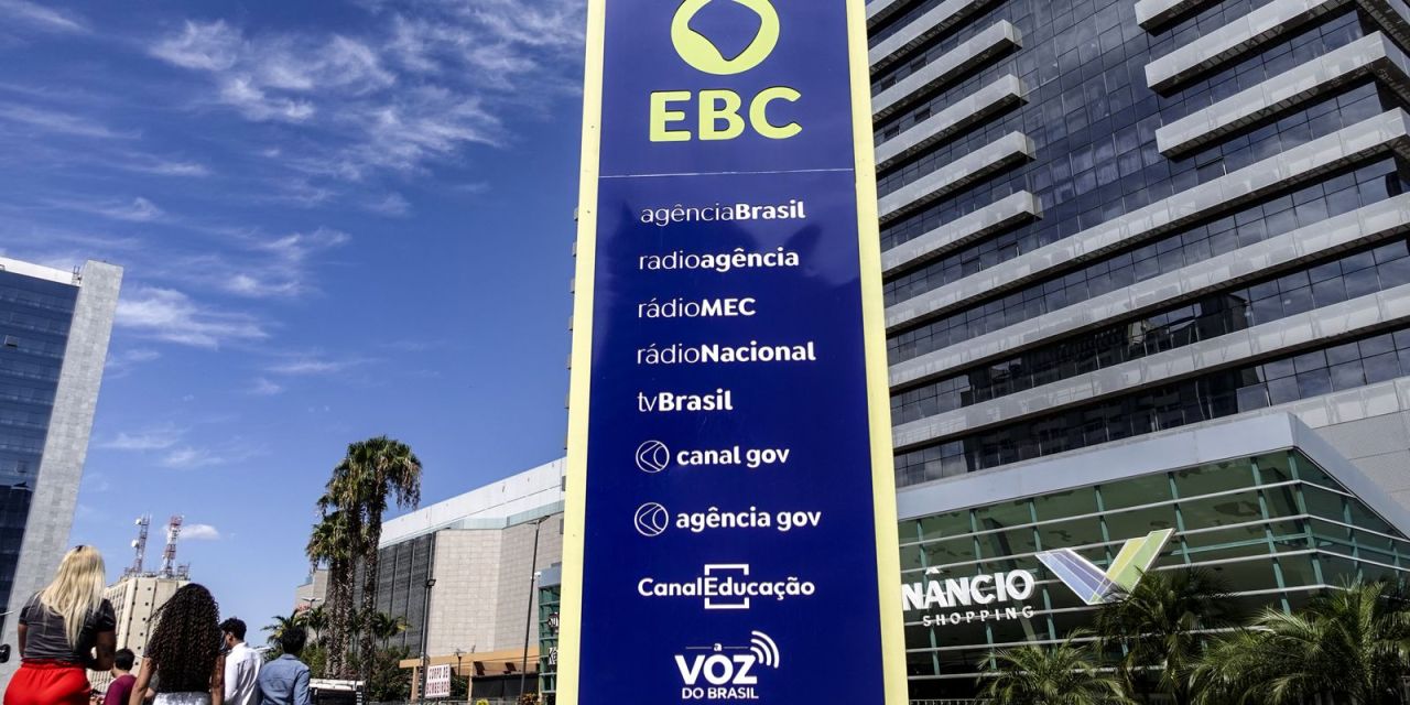 Logotipos do SBT e da EBC