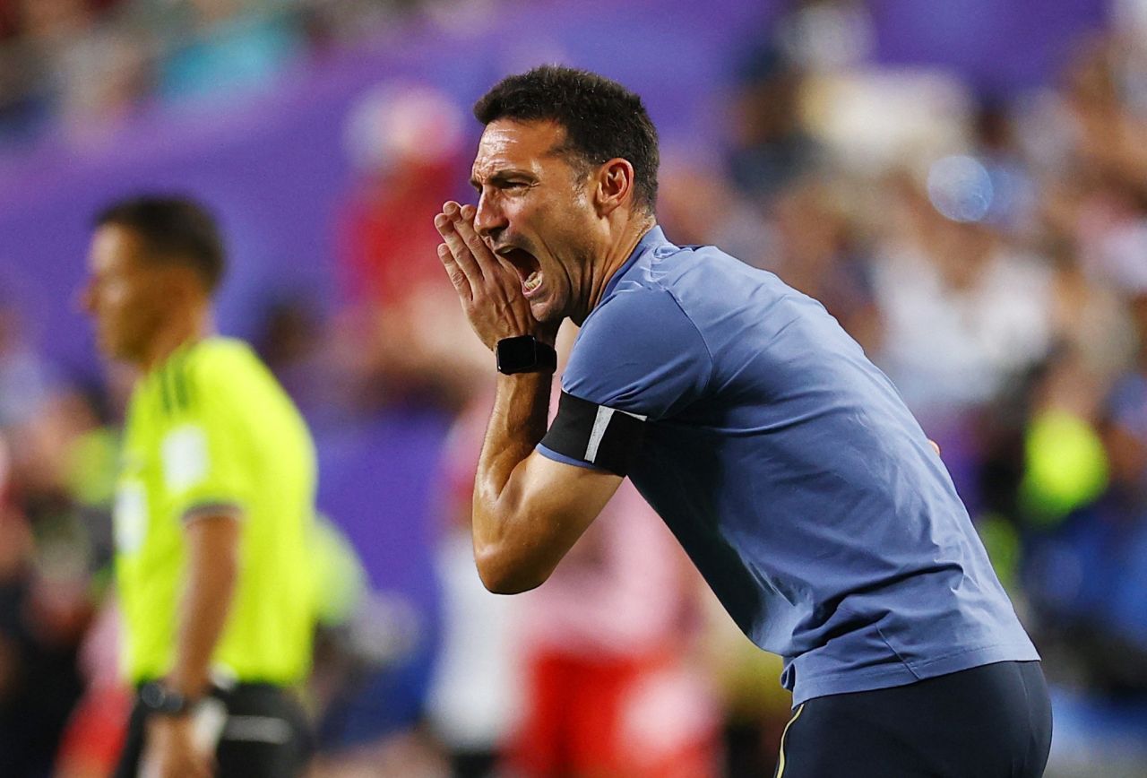 Scaloni orienta a seleção argentina durante jogo contra Suíça