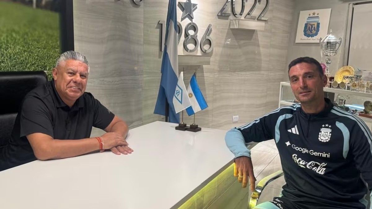 Lionel Scaloni em conversa com dirigentes da AFA no centro de treinamento