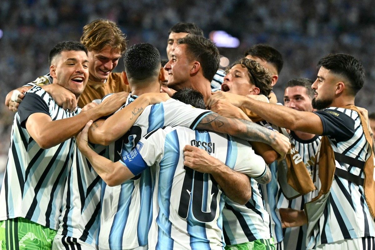 Jogadores da Argentina comemorando após vitória contra Cabo Verde