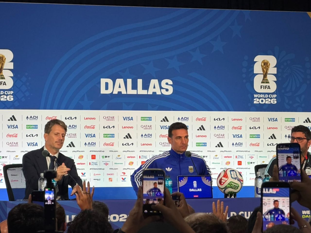 Lionel Scaloni durante coletiva em Dallas