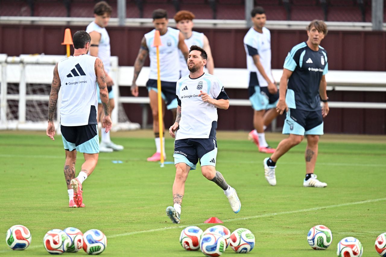 Lionel Messi em treino da seleção argentina