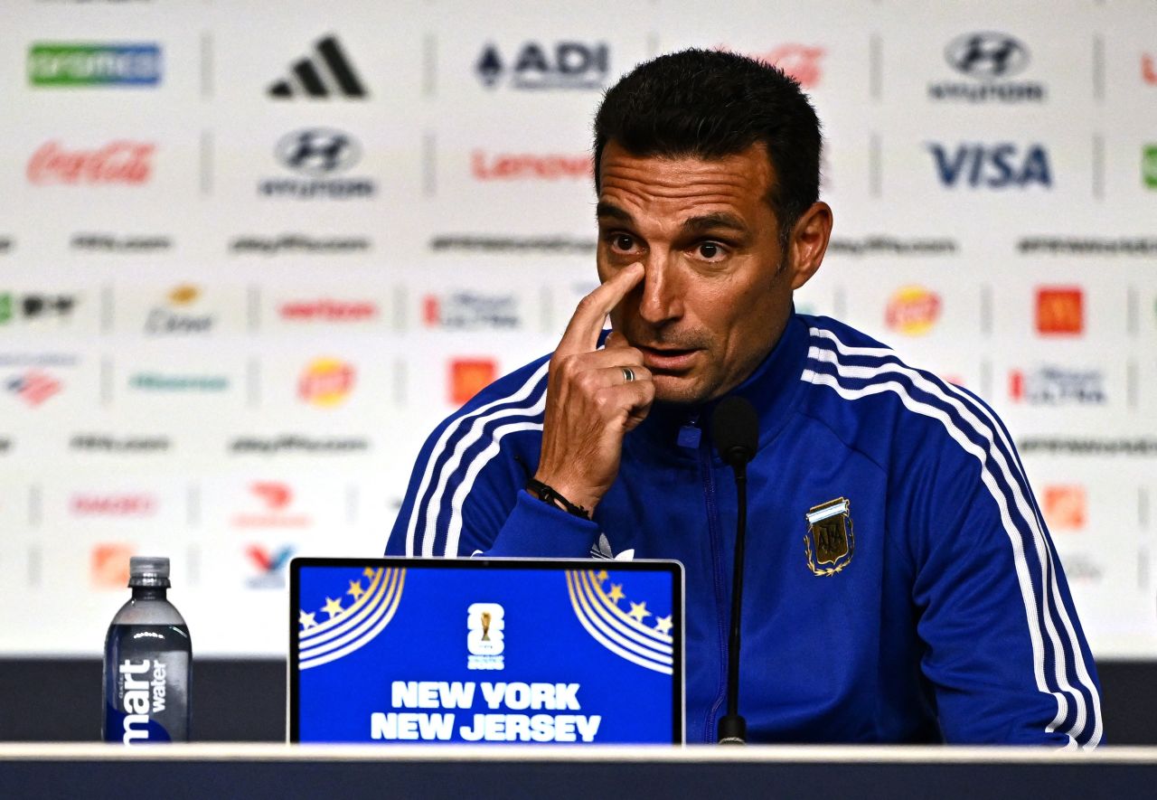 Lionel Scaloni em entrevista coletiva antes da final da Copa