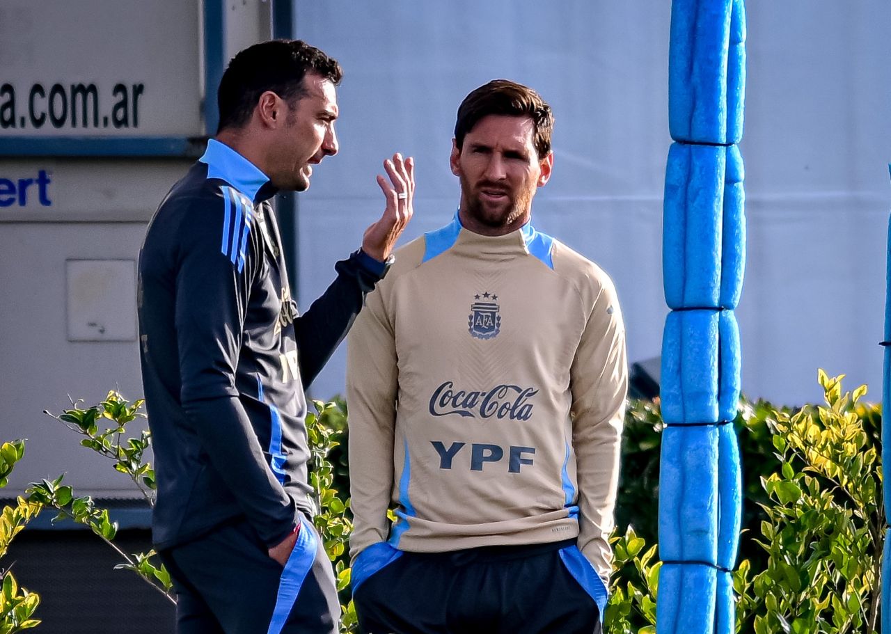 Scaloni e Messi em treino da seleção argentina