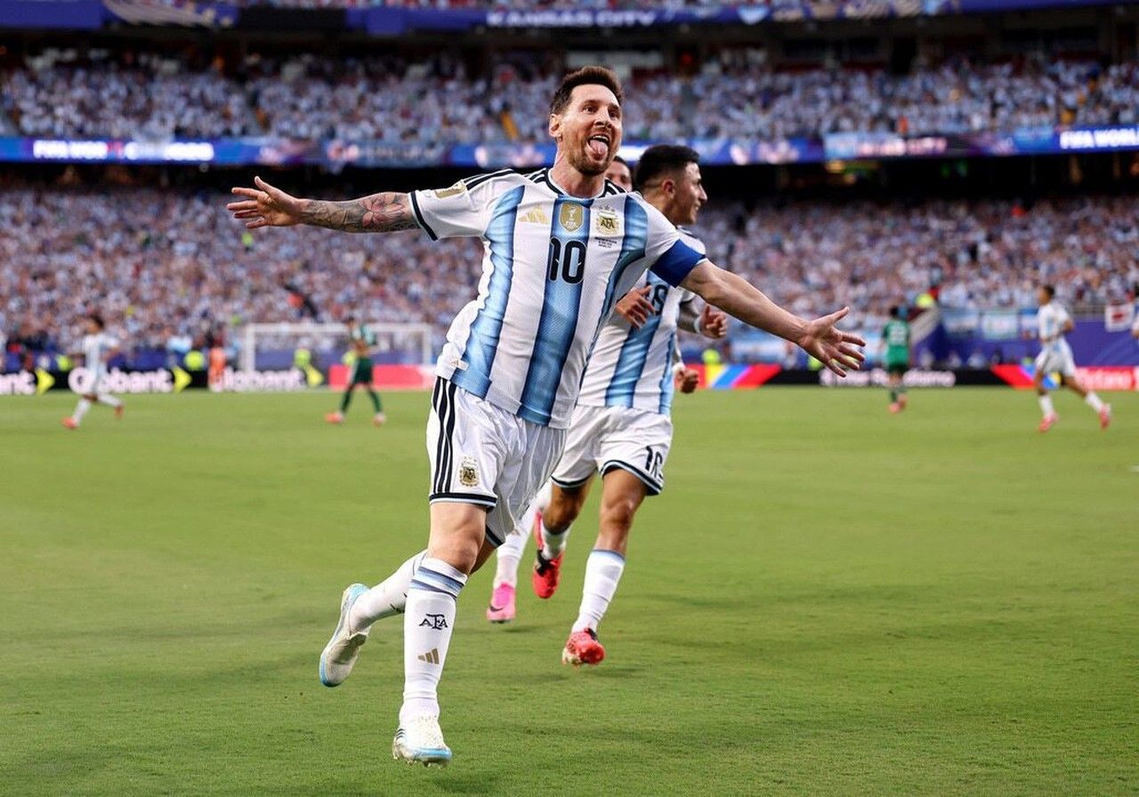 Scaloni abraça Messi no banco de reservas