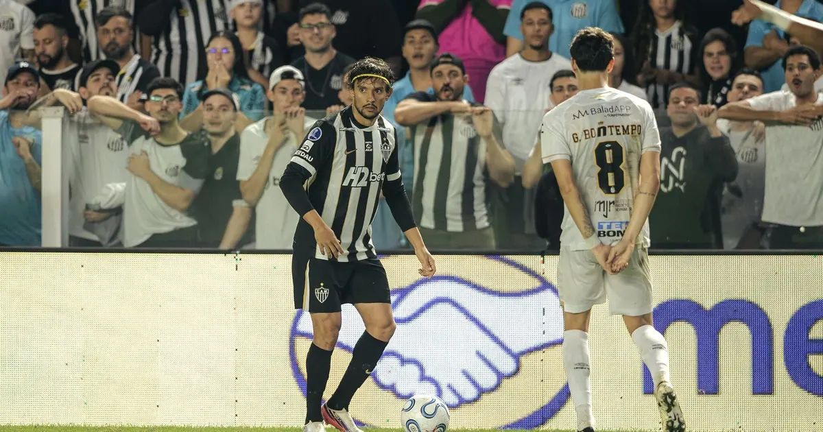 Gustavo Scarpa falando com a imprensa após a partida