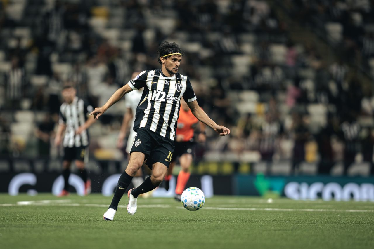 Gustavo Scarpa em campo com a camisa do Atlético-MG