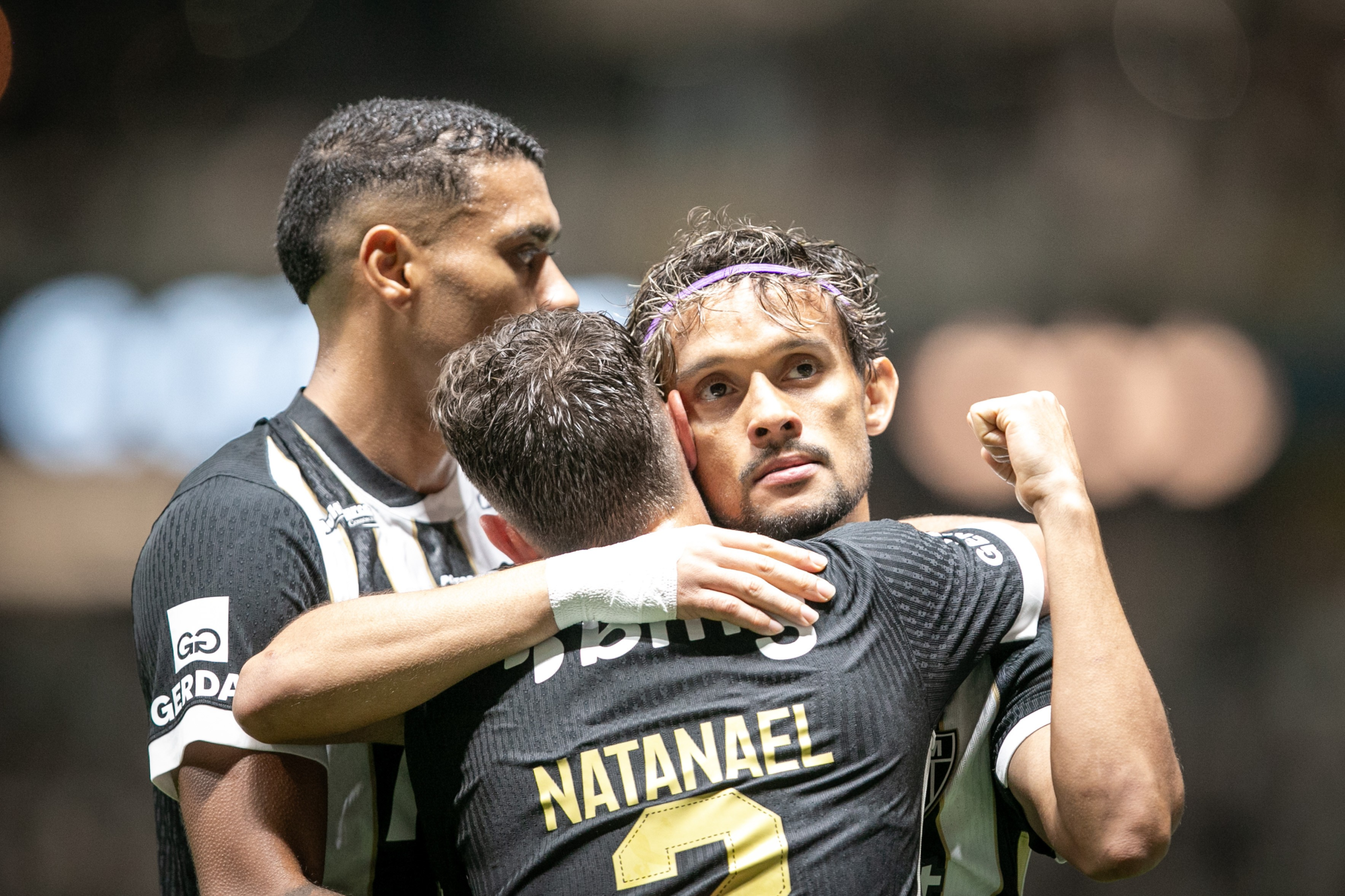 Gustavo Scarpa comemorando gol com a camisa do Atlético-MG