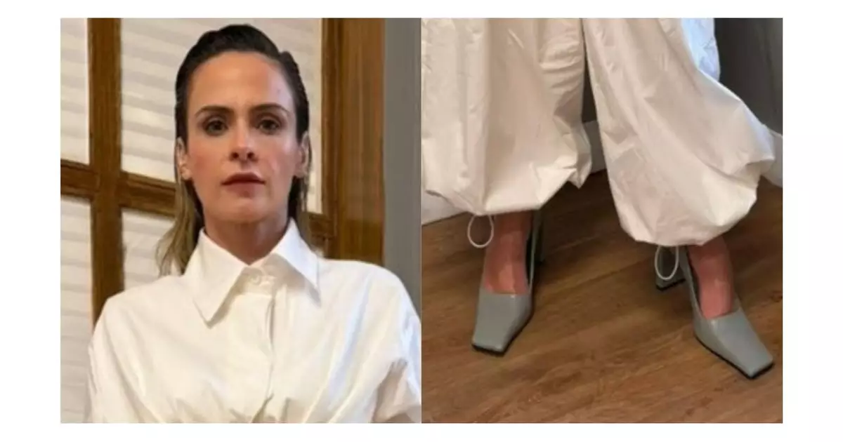 Ana Paula Renault usando scarpin Gia da Francesca em versões cinza e off-white