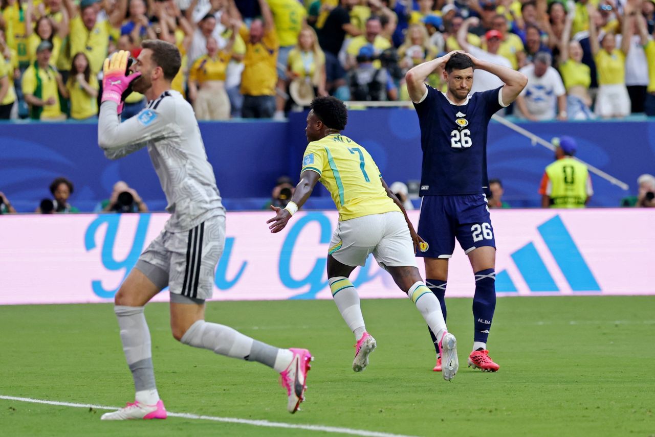 Scott McKenna levando as mãos à cabeça após falha no jogo contra o Brasil