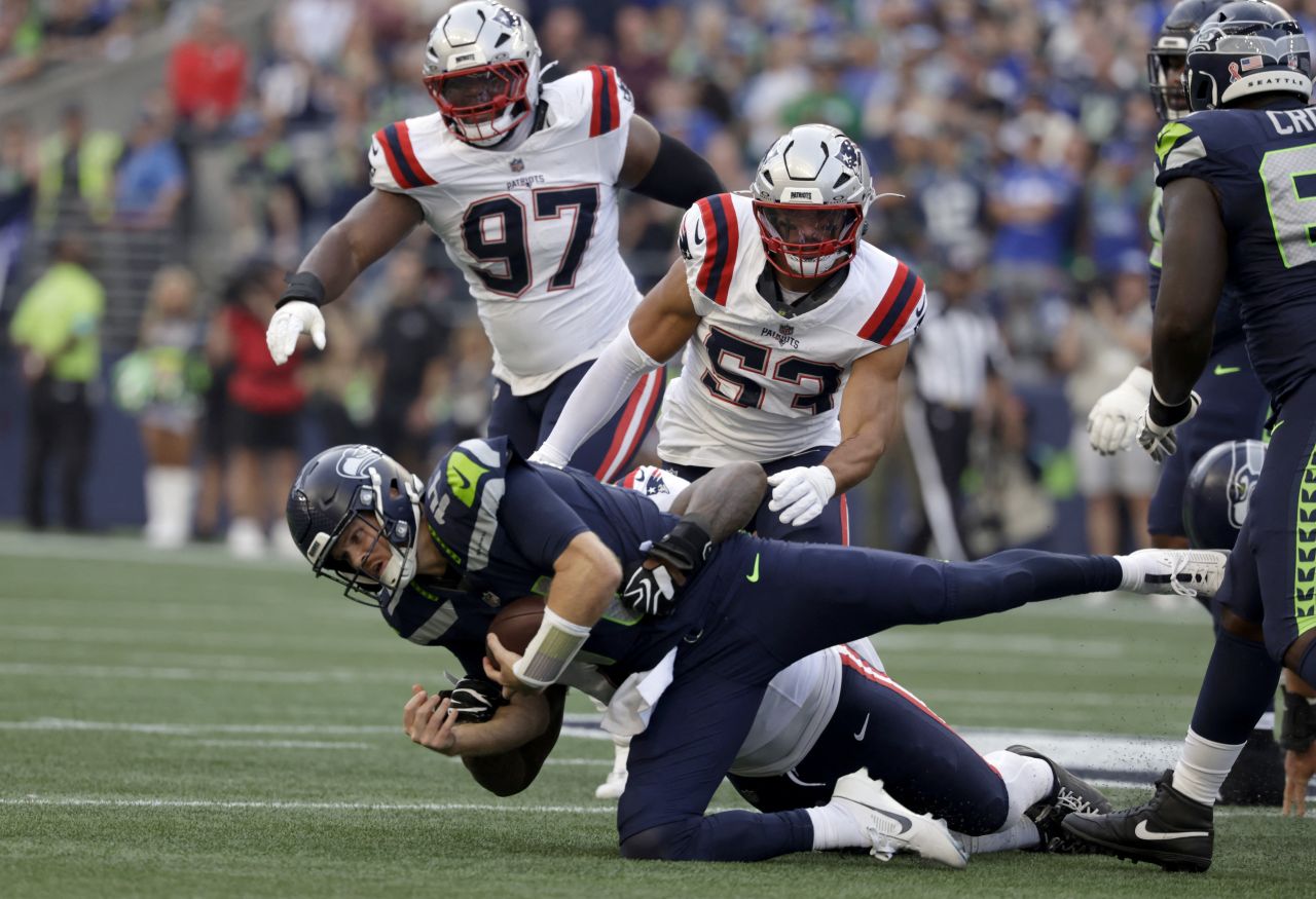 Sam Darnold deixando o campo mancando após o sack