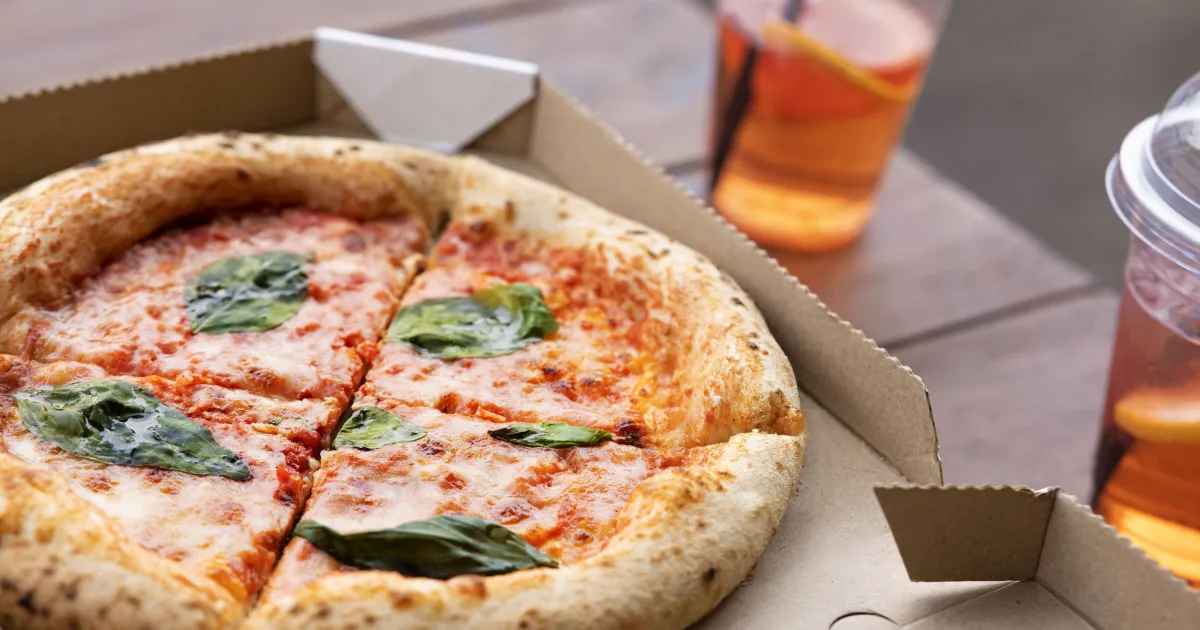 pizzas Seara e garrafa de Guaraná Antarctica na prateleira