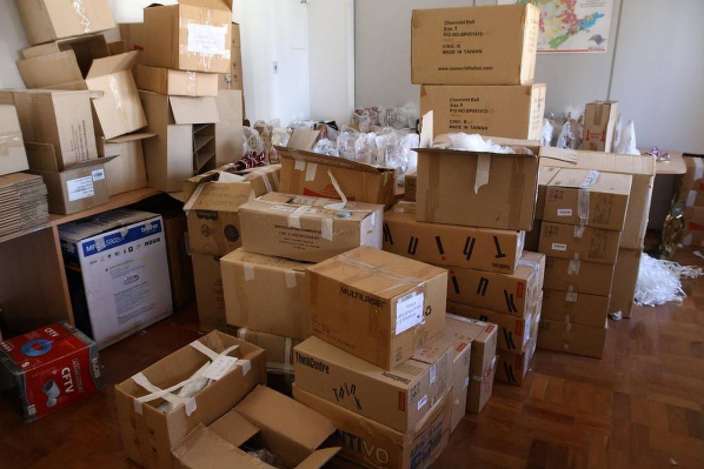 Almoxarifado desorganizado com caixas e materiais