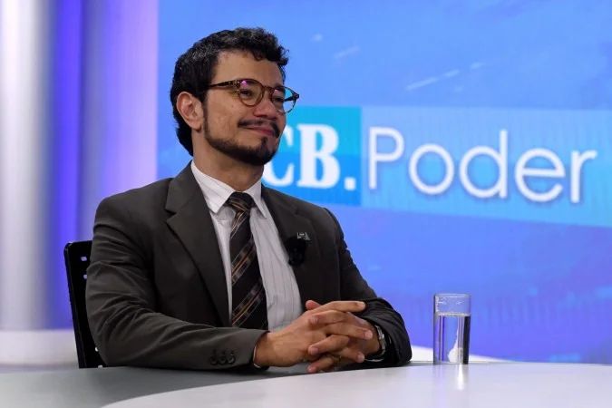 Júlio Valente durante entrevista no programa CB.Poder