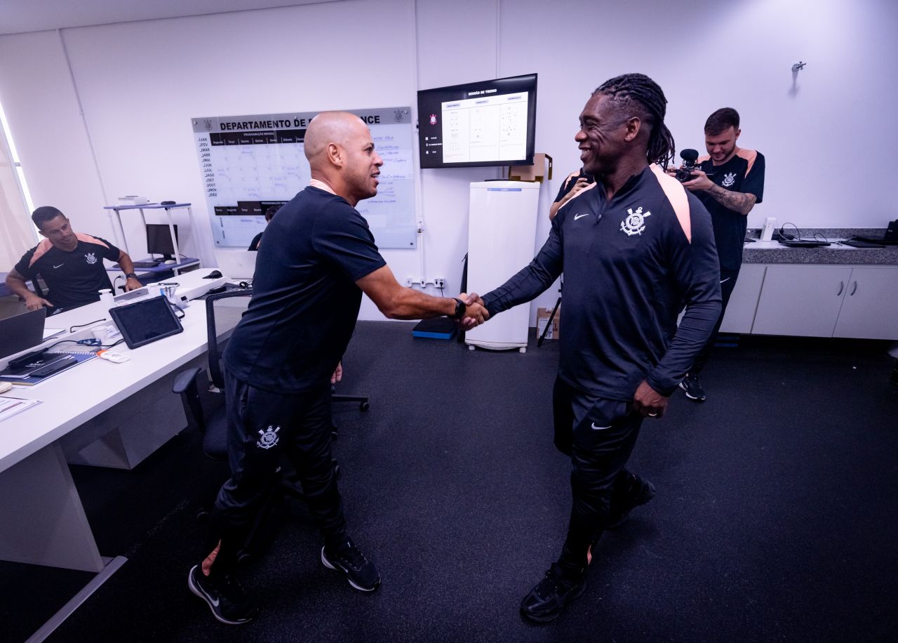 Seedorf conversando com jogadores no CT Joaquim Grava