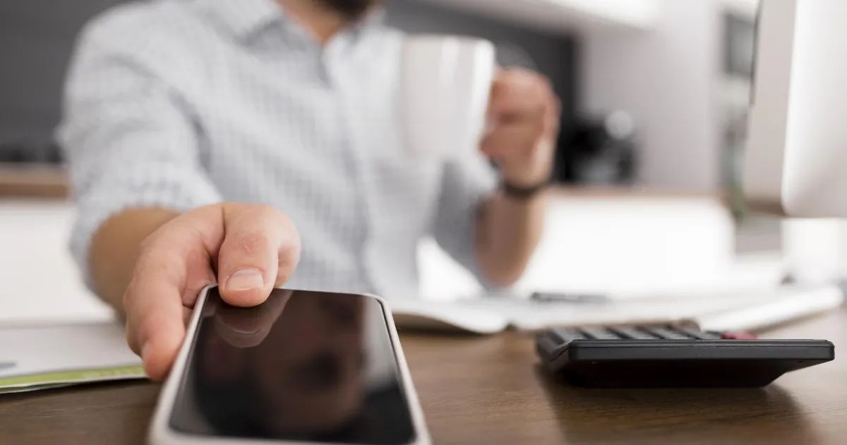 Pessoa usando aplicativo bancário no celular