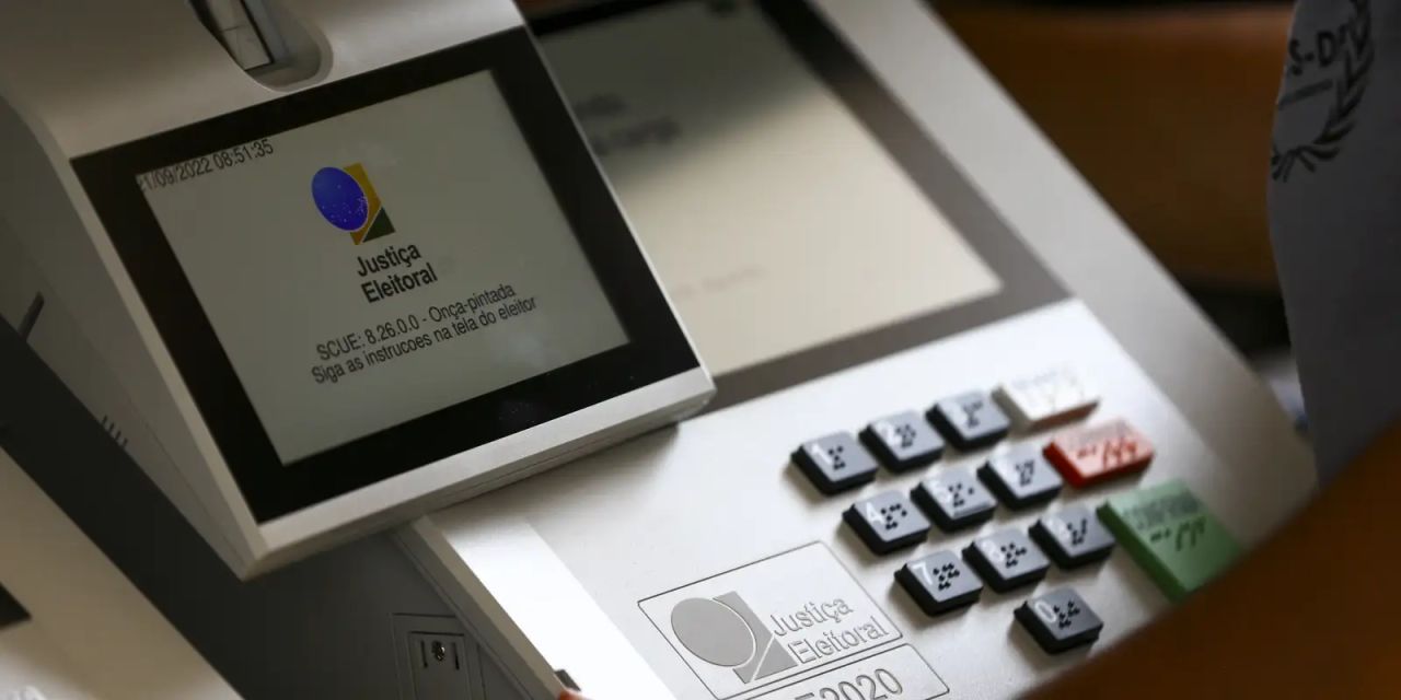 Eleitor pesquisando propostas e financiamento de candidatos
