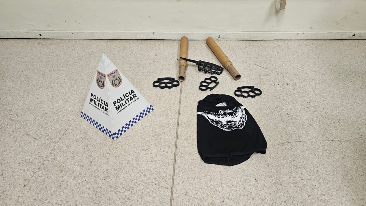 Objetos apreendidos pela PM na estação do Engenho de Dentro