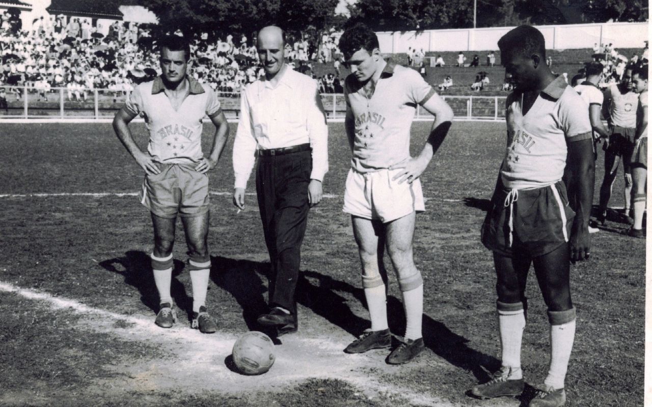 Pelé pescando no lago do Grande Hotel do Barreiro em 1958