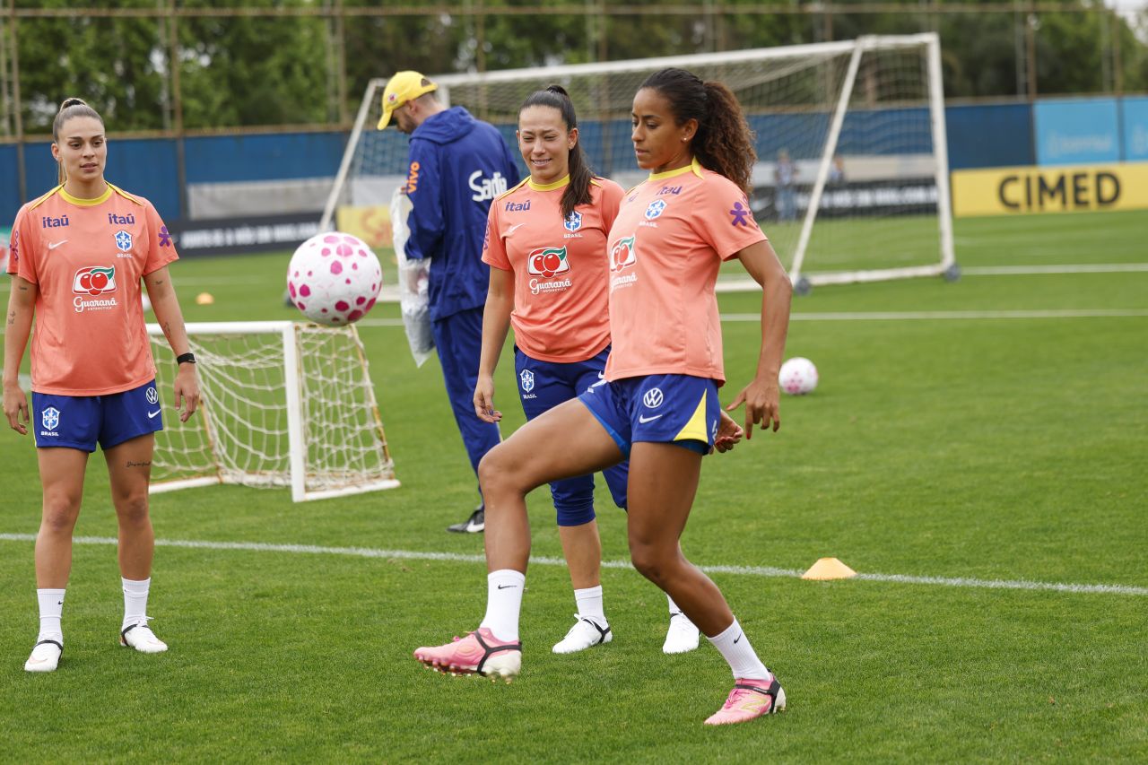 Treino da seleção feminina brasileira antes dos amistosos