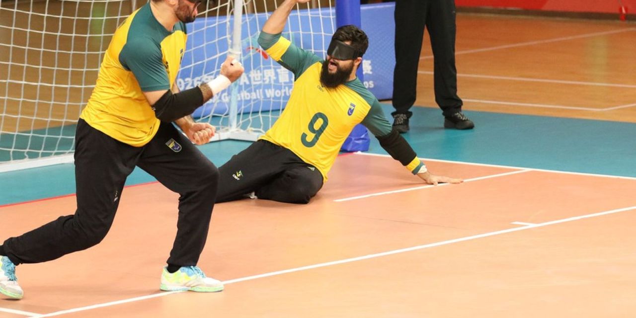 Jogadores da seleção masculina de goalball celebram gol na partida contra a Ucrânia