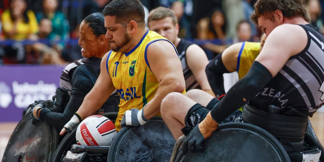 Jogadores da seleção brasileira de rúgbi em cadeira de rodas em quadra durante partida
