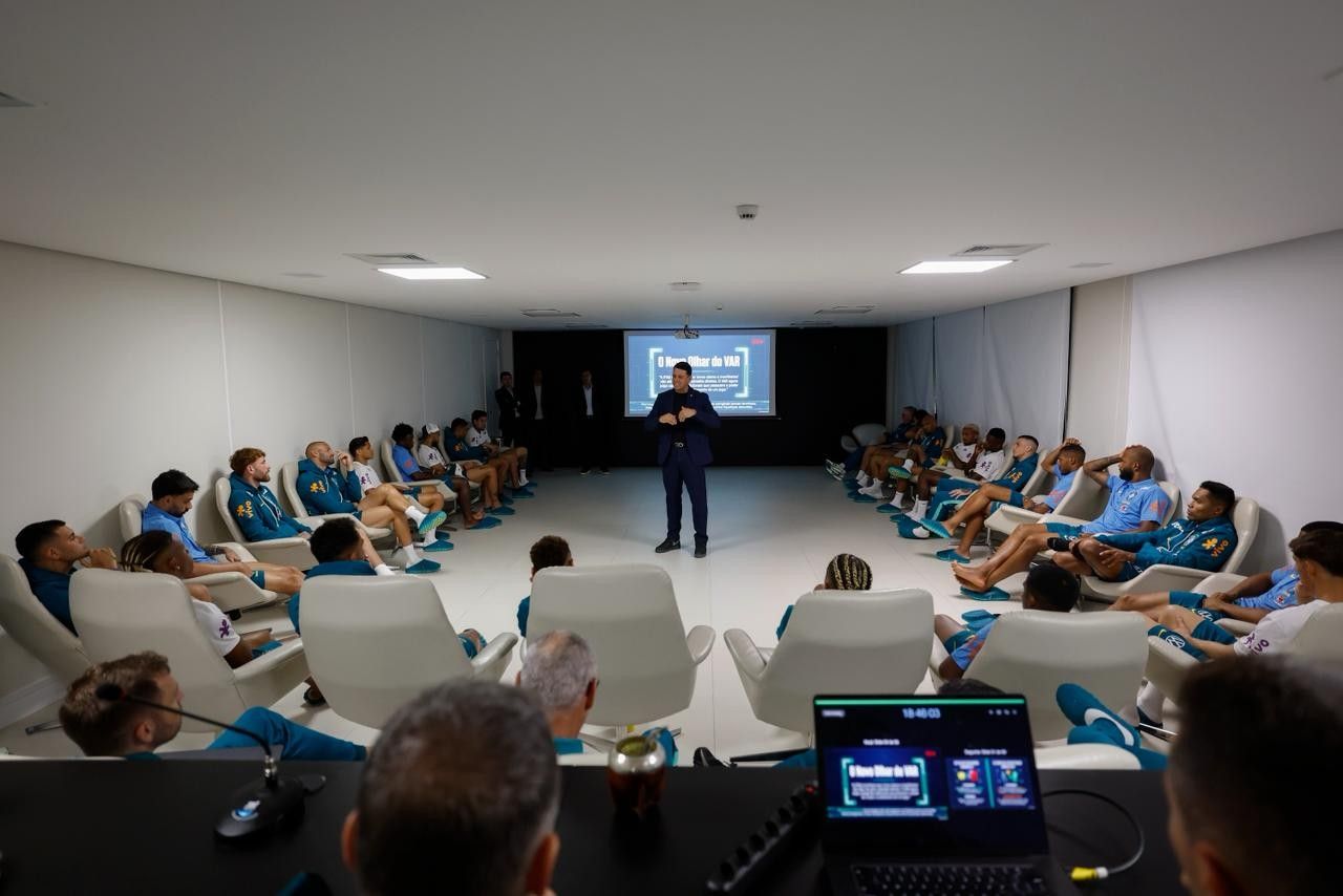 Rodrigo Cintra em palestra com jogadores da selecao na Granja Comary