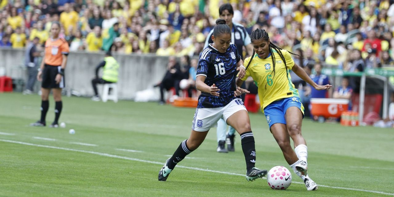 Jogadoras da seleção feminina treinando na Arena de Pernambuco