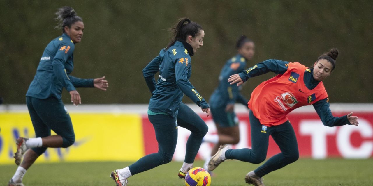 Jogadoras da seleção feminina durante treino no Beira-Rio