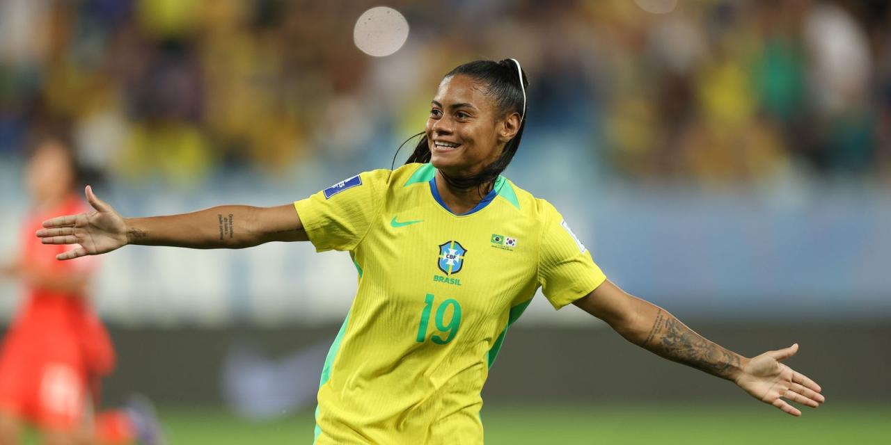 Jogadoras da seleção feminina em campo durante treino