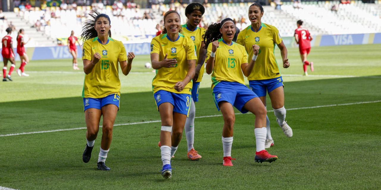 Jogadoras da seleção feminina Sub-20 comemoram um gol contra o Canadá