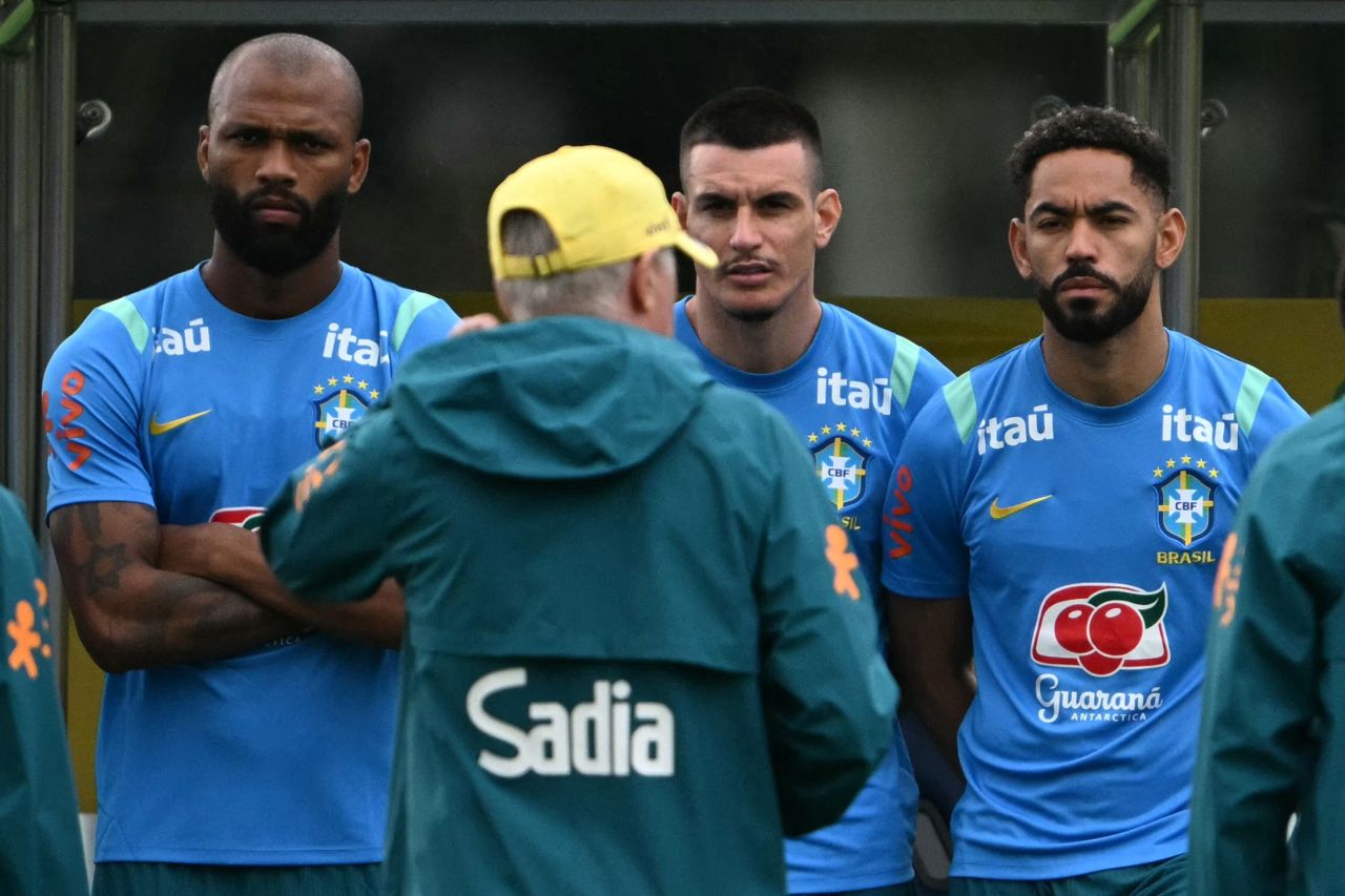 Ancelotti observa treino da seleção na Granja Comary