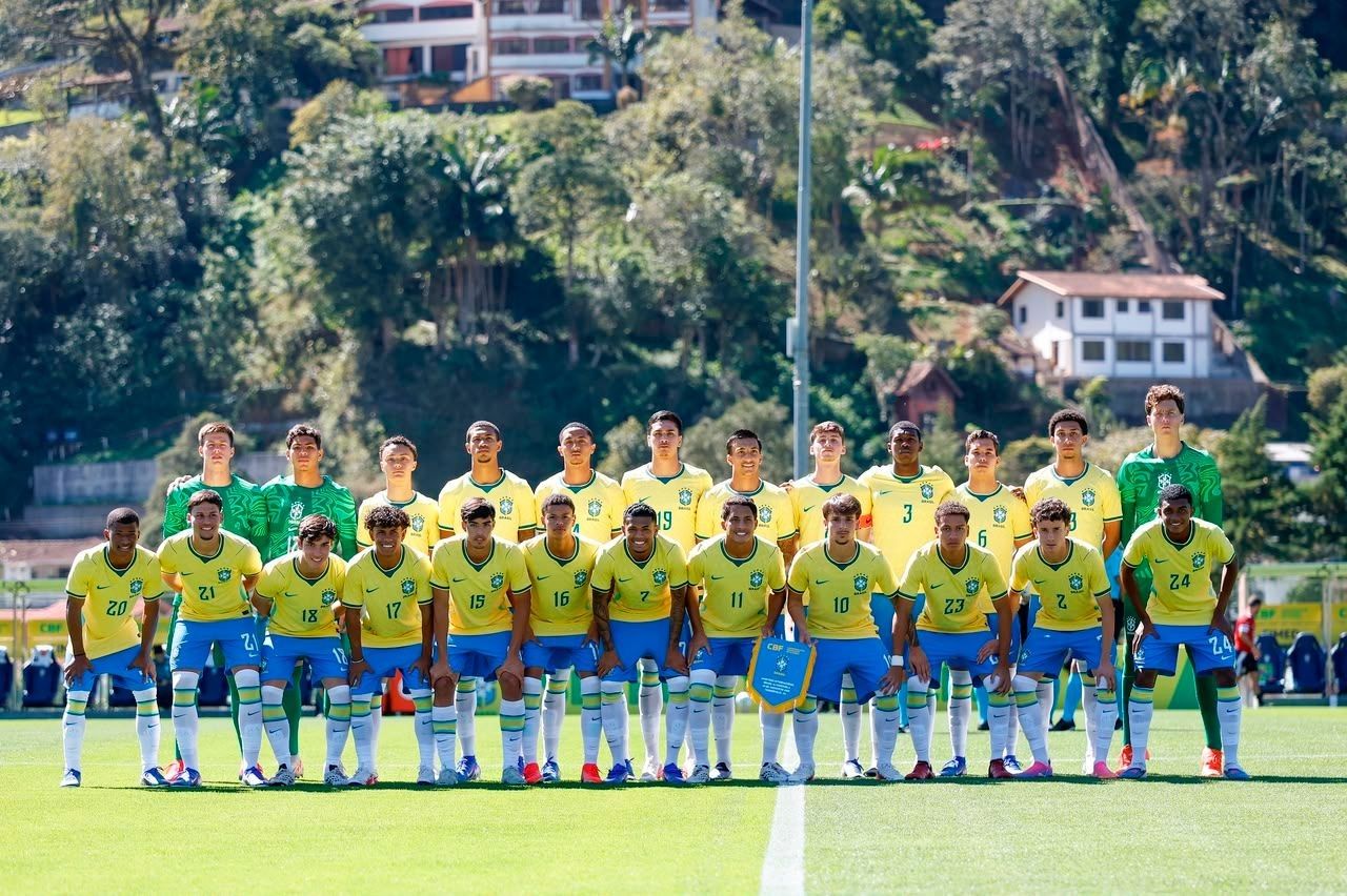 Jogadores da Seleção Sub-17 comemorando gol