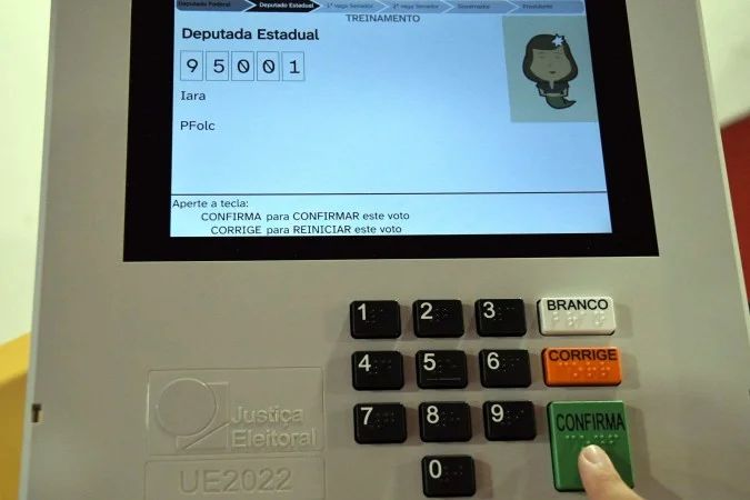 Urna eletrônica com leitor biométrico