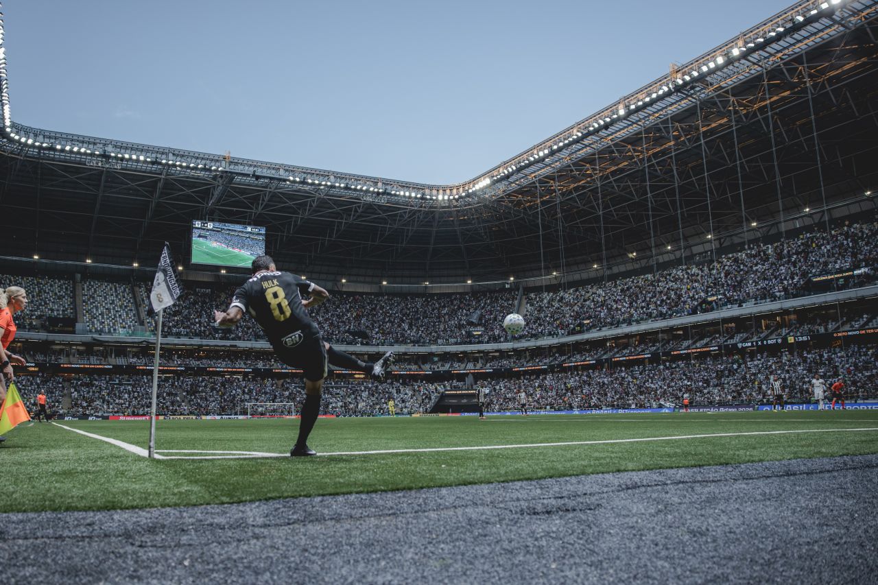Jogador cobrando falta pelo Atlético-MG